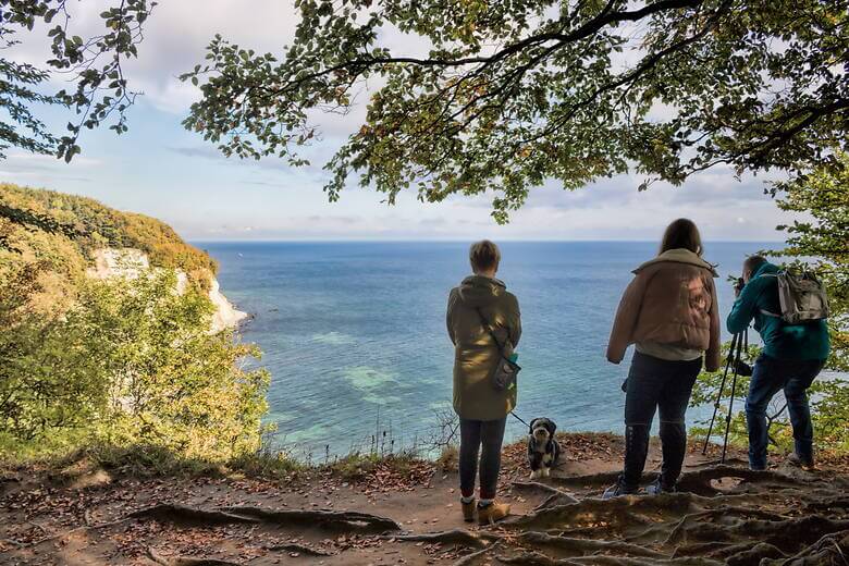 Familie mit Hund an der Steilküste Sassnitz in Rügen