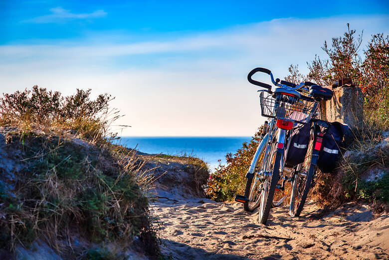 Fahrrad an einem Ostseestrand auf Rügen