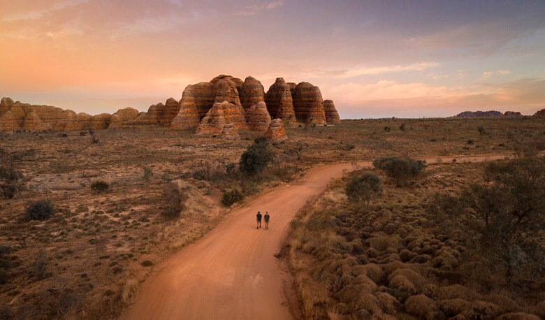 Camper führt durch das Outback von Westaustralien