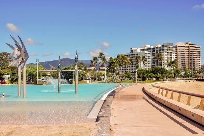 Öffentlicher Pool und Hochhäuser in der Innenstadt von Cairns