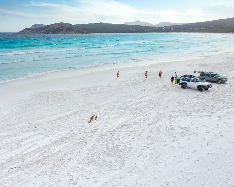 Camper und Menschen an einem weißen Strand in Westaustralien