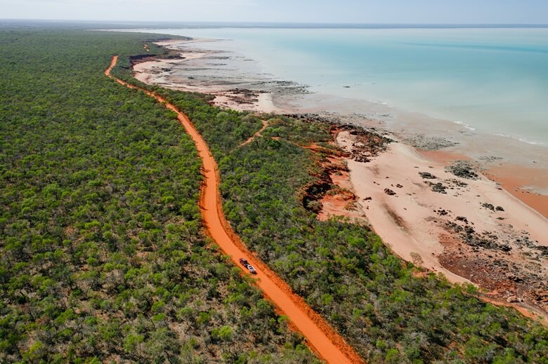 Camper fährt an der Küste von Westaustralien über eine Schotterstraße