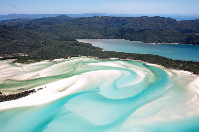 Strahlend blaues Wasser und weißer Sand auf den Whitsunday Islands in Australien