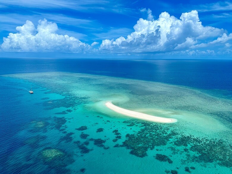 Blick auf das strahlend blaue Meer mit dem Grest Barrier Reef in Australien