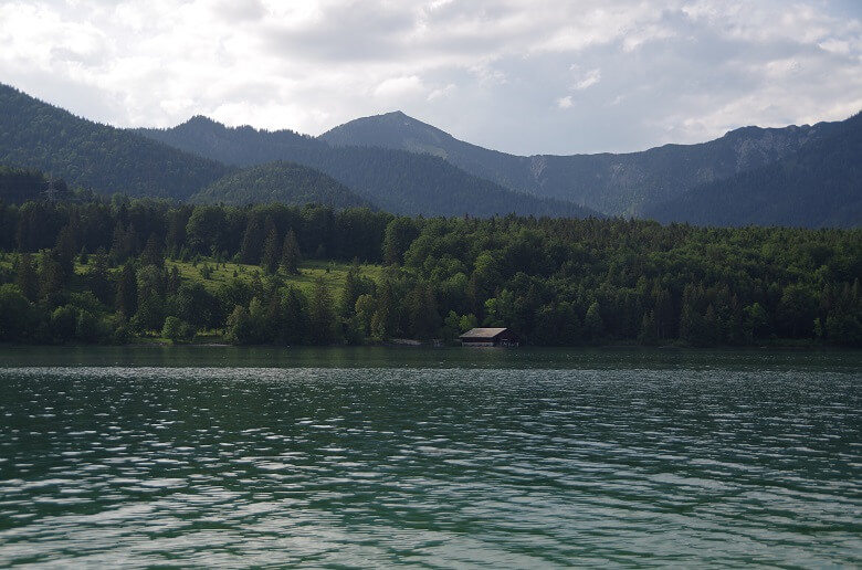 Blick auf eine Hütte am Walchensee in Bayern