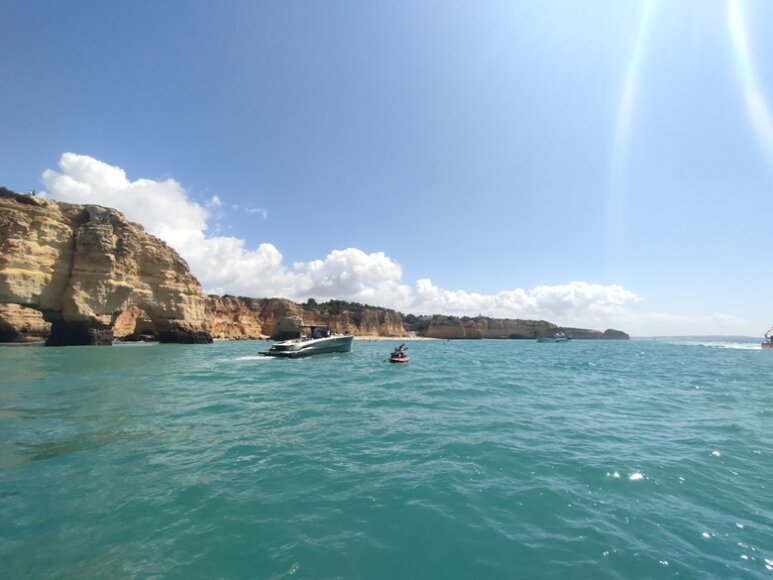 Das Meer und Felsen an der Algarve