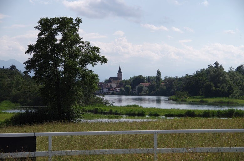 Blick über die Alz in eine bayerische Kleinstadt