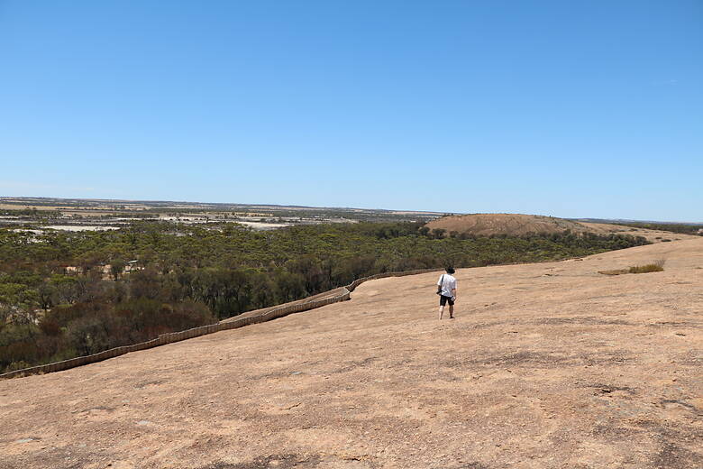 Mann läuft über den Wave Rock in Australien