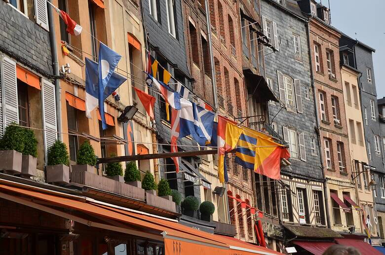 Bunte Häuser in der Normandie in Honfleur