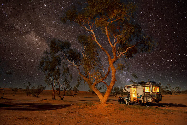 Camper unter den Sternen im Outback von Australien