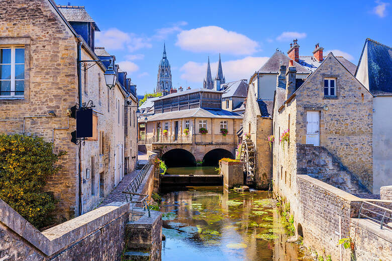 Altstadt von Bayeux mit Fluss in der Normandie 