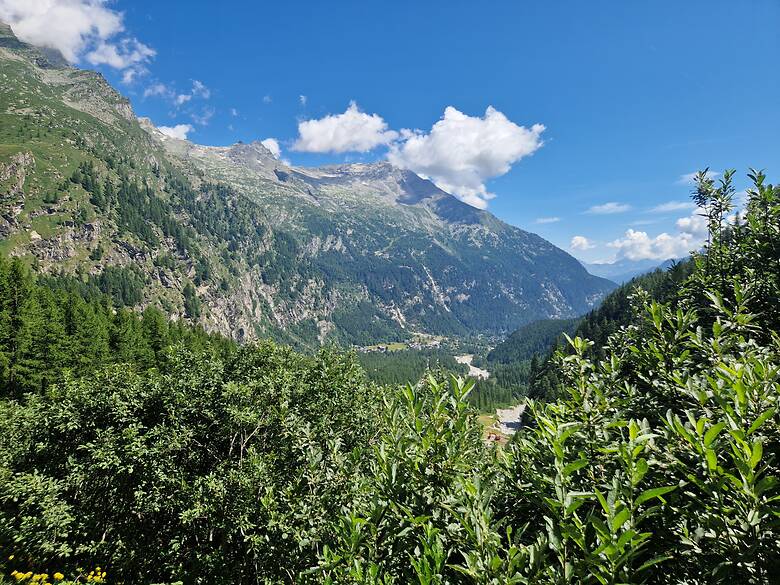 Blick vom Belvedere über Macugnaga über das Tal. Links oben der Passo Moro, die Grenze zur Schweiz.