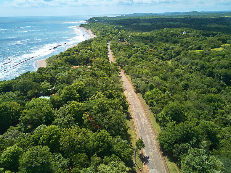 Straße in Costa Rica zwischen Dschungel und Meer