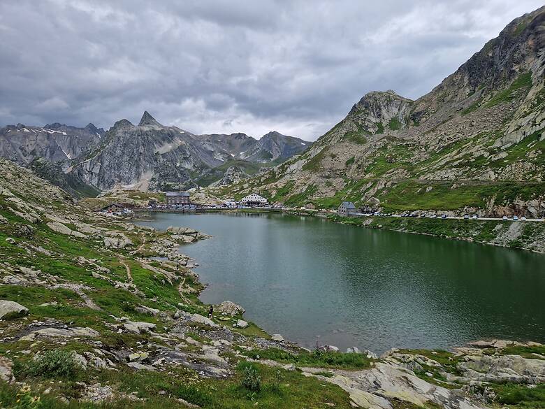 Die Passhöhe des Grossen St. Bernhard-Passes auf 2469 m mit idyllischem Bergsee, Blick von der Schweizer zur italienischen Seite.