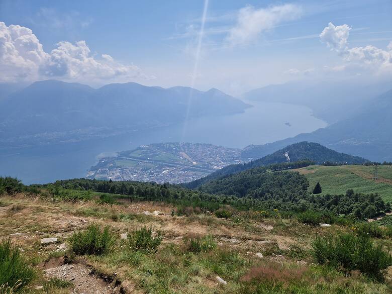 Blick vom Gipfel Cimetta über Locarno und Lago Maggiore.