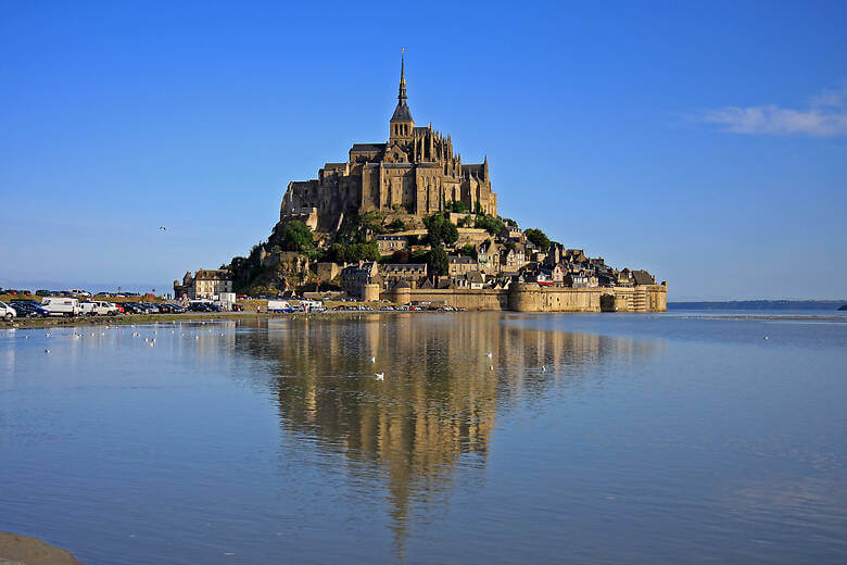 Klosterinsel Le Mont Saint-Michel mit Wattenmeer in der Normandie