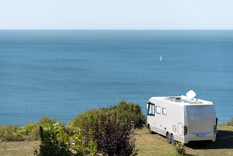 Wohnmobil auf einem Campingplatz in Trouville direkt am Meer