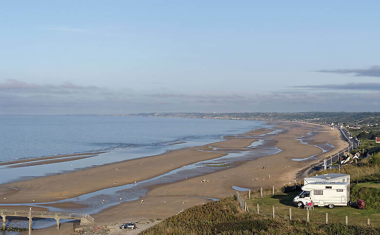 Wohnmobilstellplatz an einem Strand in der Normandie auf den Klippen