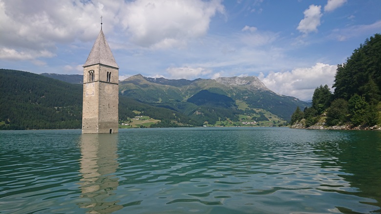 Der Turm der Kirche von Graun, das 1949 dem aufgestauten Reschensee weichen musste.