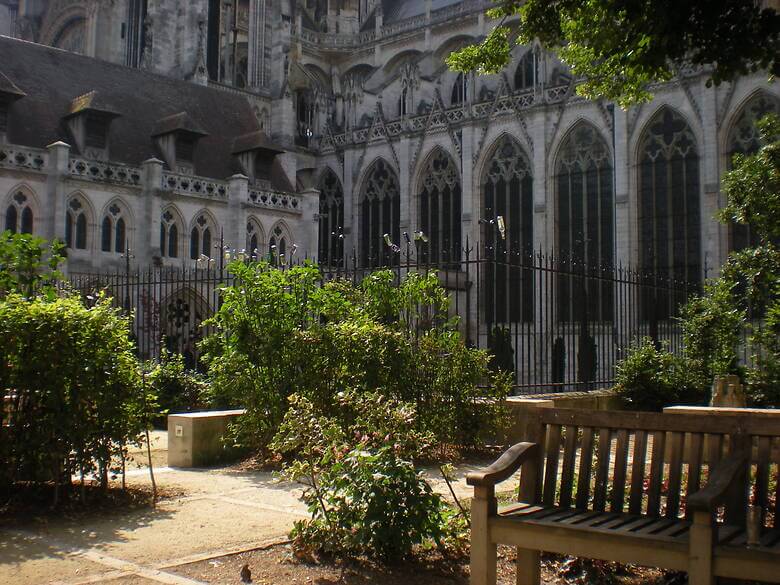 Bänke vor der Kathedrale in Rouen in der Normandie 