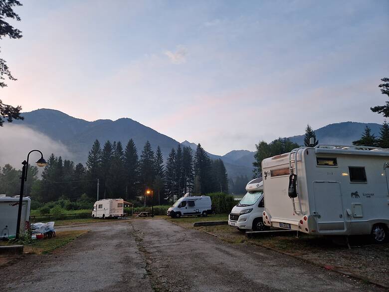 Ruhige Abendstimmung am Stellplatz La Pineta, am Dorfrand neben einem Golfplatz gelegen