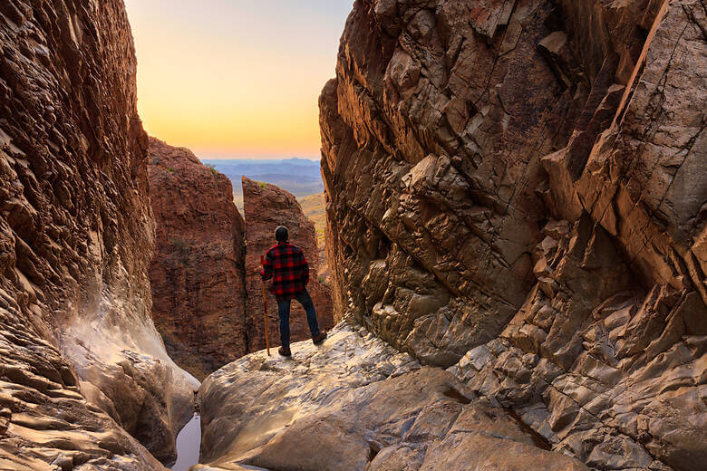 Wanderer zwischen Felsen im Big Bend National Park in Texas