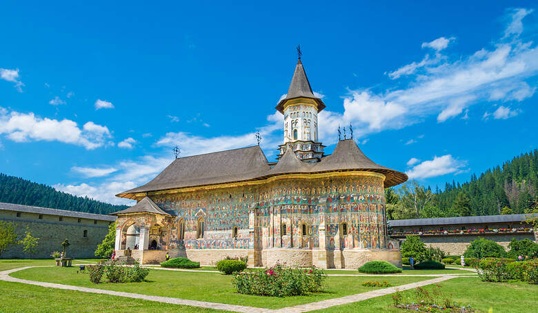 Bunte orthodoxe Kirche in den Alpen von Rumänien