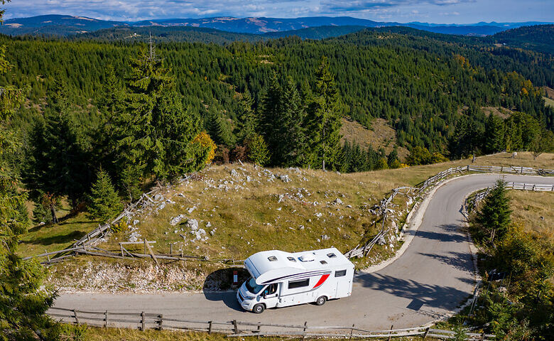 Wohnmobil fährt durch die rumänischen Alpen 