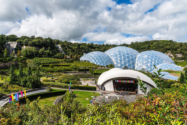 Glaskuppeln in Cornwall behrbergen den größten Indoor-Regenwald der Welt