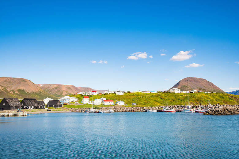 Das Dörfchen Hofsós im Norden von Island 