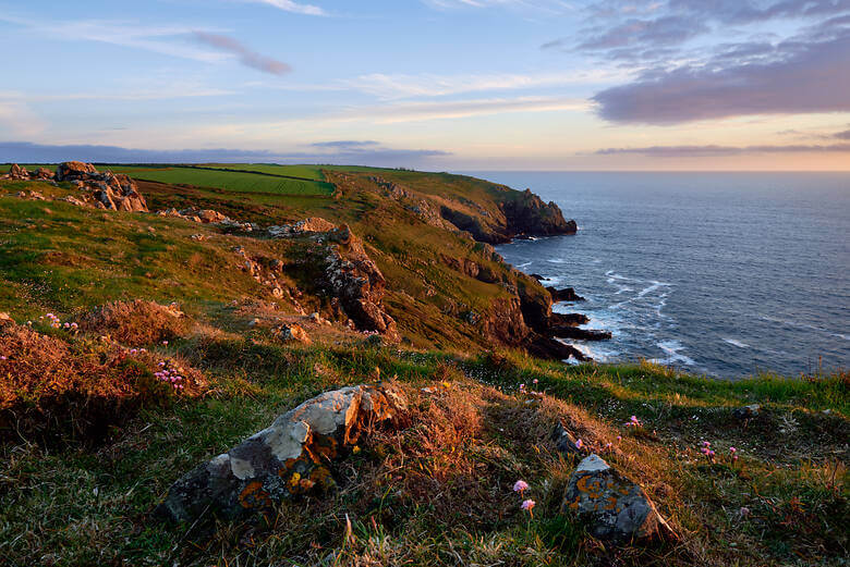 Sonnenuntergang über den Klippen von Cornwall in Südengland