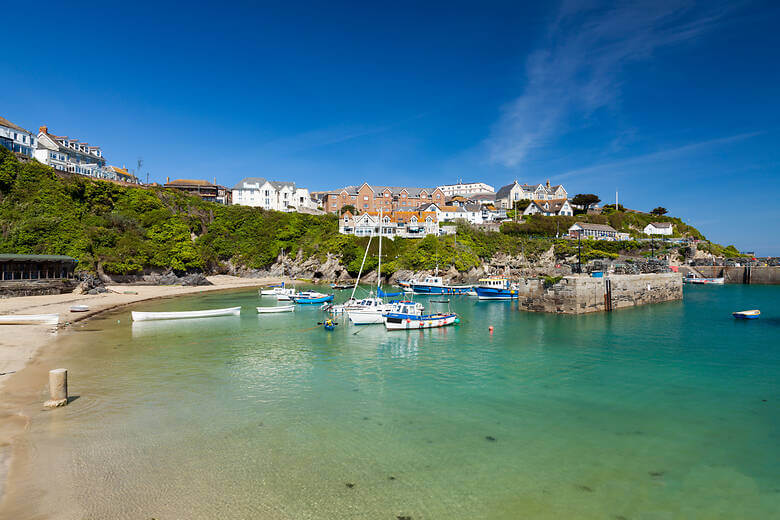 Blaues Meer am Hafen von Newquay in Cornwall