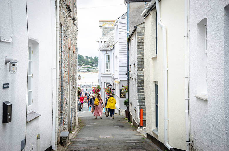 Menschen in einer kleiner Straßengasse in Cornwall