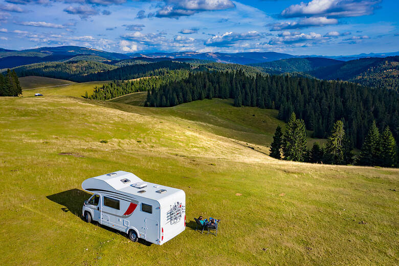 Wohnmobil steht in den transylvanischen Alpen