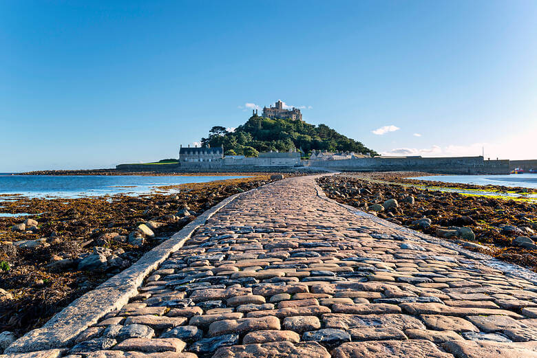 Weg zur Gezeiteninsel St. Michaels Mount in Cornwall