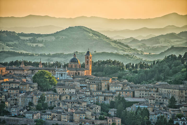 Sonnenuntergang über Urbino in den Marken in Italien