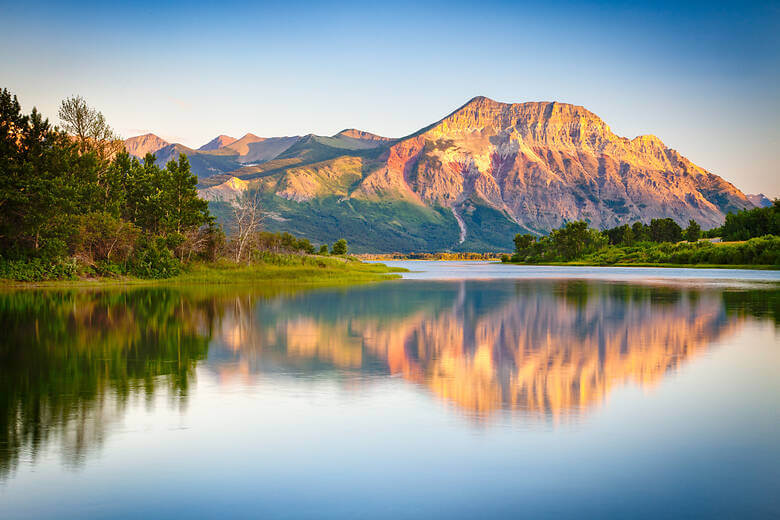 Berge und Seen im Waterton Lakes National Park in Kanada