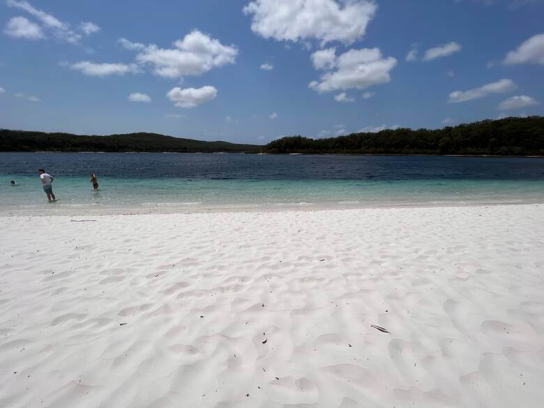 Strand mit weißem Sand auf der Insel K'Gari in Australien