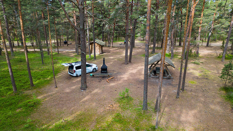 Campingplatz zwischen Bäumen in Estland 