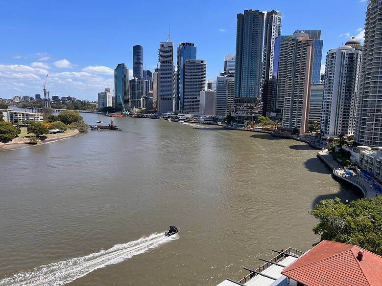 Hochhäuser und Wasser in der australischen Stadt Brisbane 