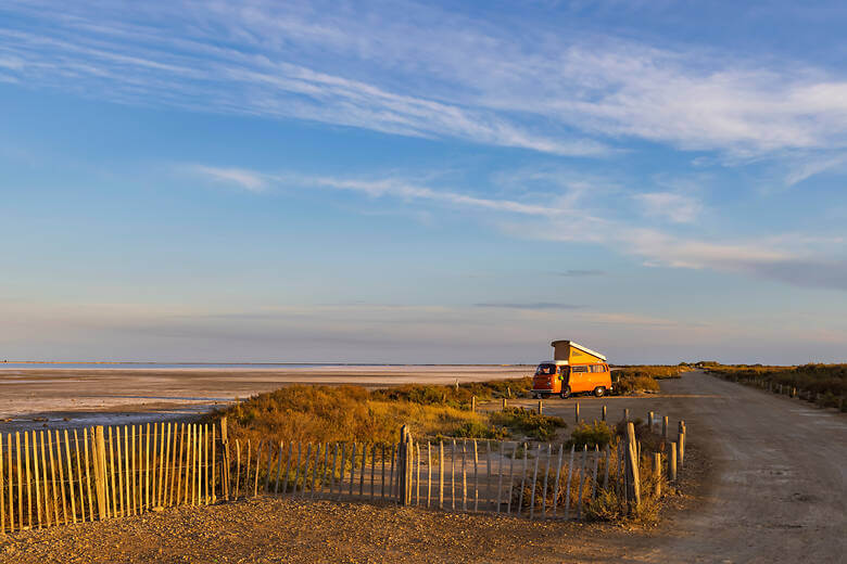 Gelbr Retro-Camper an einem Strand in Südfrankreich