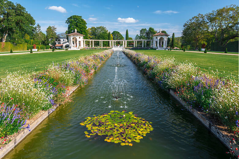 Französischer Garten mit Kanälen in Cambo-les-Bains