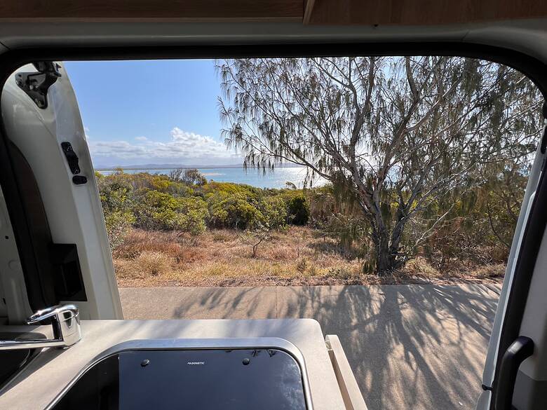 Blick aus dem Camper auf das Meer in Australien