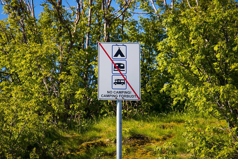 Camping-Verbotsschilder in Norwegen