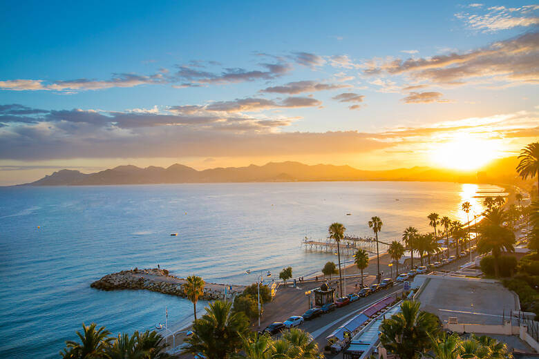 Sonnenuntergang an der Küstenstraße in Cannes 