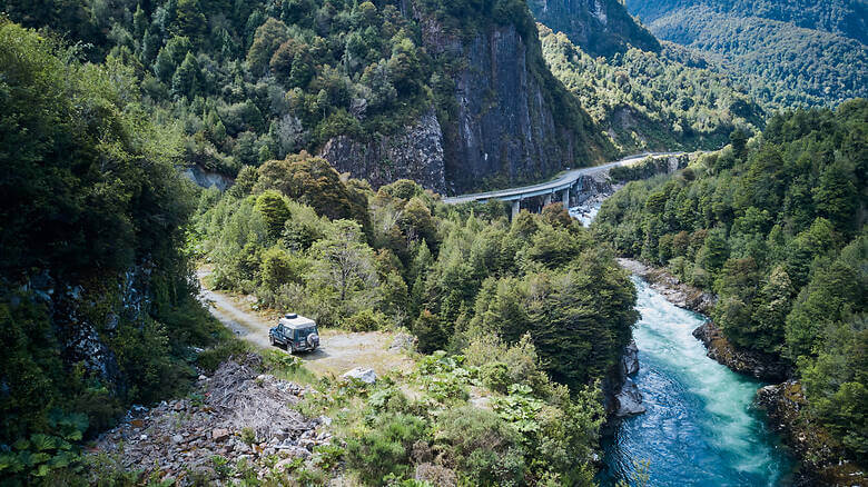 Camper parkt in Chile zwischen Bergen und Flüssen