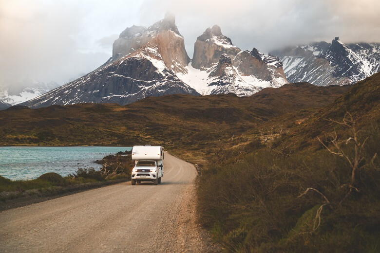 Wohnmobil fährt über eine Schotterstraße in Chile 