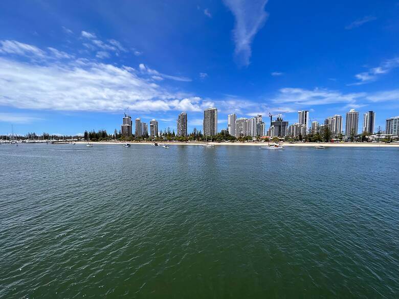 Blick auf Hochhäuser und den Strand von Gold  Coast in Australien