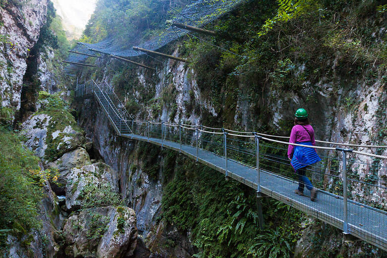 Wanderer in der Schlucht La Gorges de la Fou in den Pyrenäen