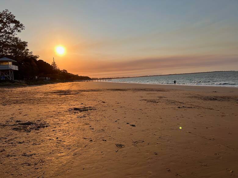 Sonnenuntergang über dem Strand an der Hervey Bay in Australien